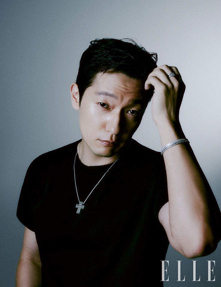 화이트 골드에 다이아몬드를 세팅한 벨 에포크 네크리스, 화이트 골드에 다이아몬드, 화이트 골드에 다이아몬드와 사파이어를 각각 세팅한 벨 에포크 테니스 브레이슬릿, 화이트 골드에 다이아몬드와 사파이어를 세팅한 벨 에포크 링은 모두 Damiani.