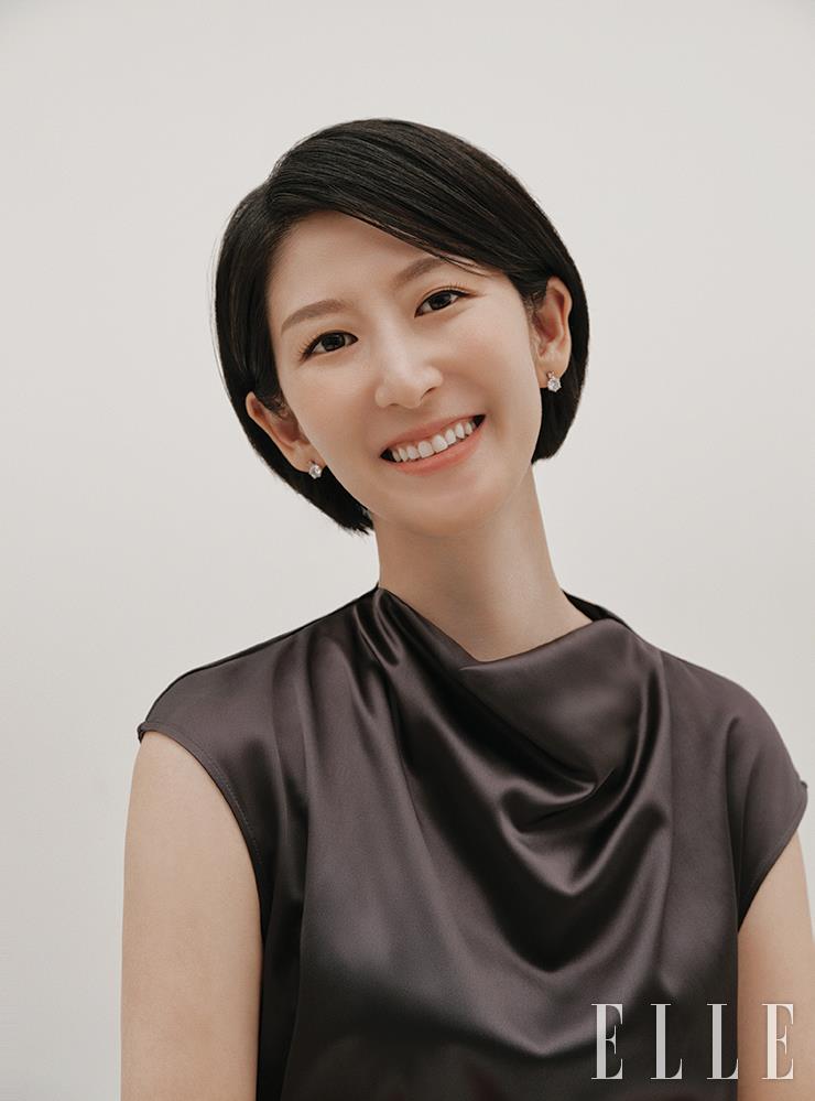 우아하게 흐르는 새틴 슬릿 포인트 드레스는 & Other Stories.