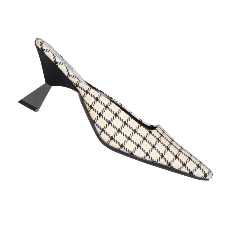 모직 소재의 윈도 페인 체크 뮬은 85만5천원, Givenchy.