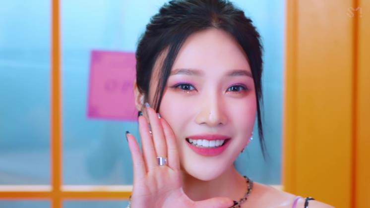 출처 레드벨벳 <퀸덤> MV 캡처