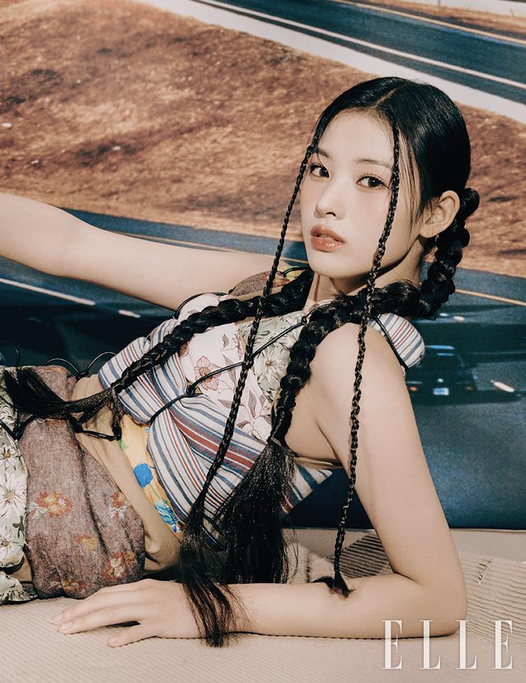 배이가 입은 폼폼 재킷과 로고 탱크 톱, 트랙수트 팬츠, 지니가 입은 패치워크 드레스는 모두 Loewe.
