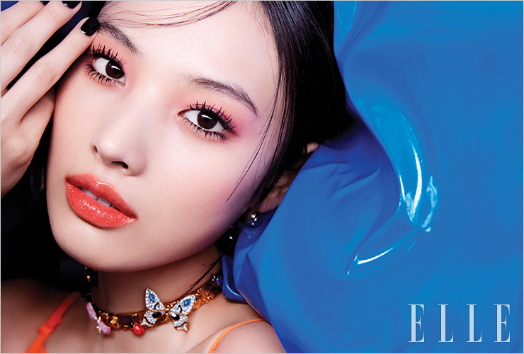 오렌지 드레스는 Essentiel Antwerp. 초커는 Versace. 헤어핀은 KVK. 이어링은 H&M. 
