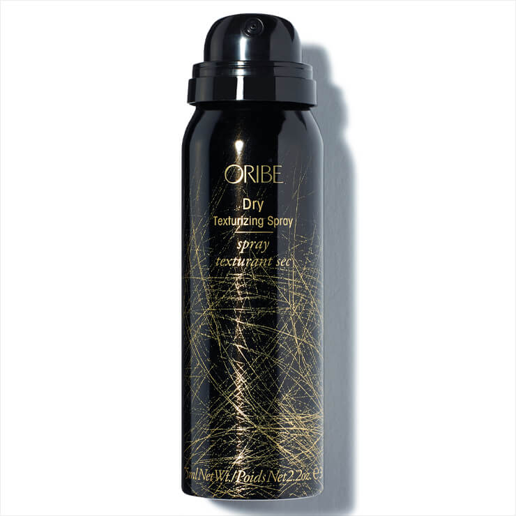 두피의 피지와 모발 표면의 유분을 흡수시켜 샴푸한 듯 깔끔한 스타일을 완성해 주는 드라이 텍스처라이징 스프레이, 5만6천원, Oribe by La Perva. 