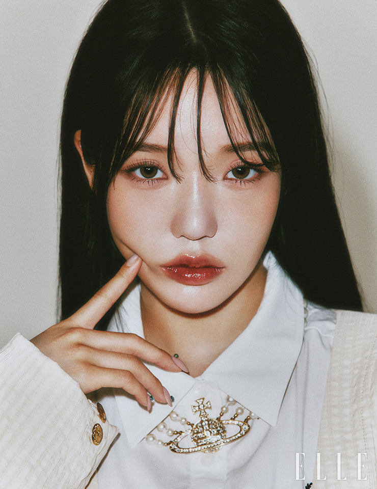 지선이 입은 셔츠는 Rolarola. 재킷은 EENK. 진주 네크리스는 Vivienne Westwood. 