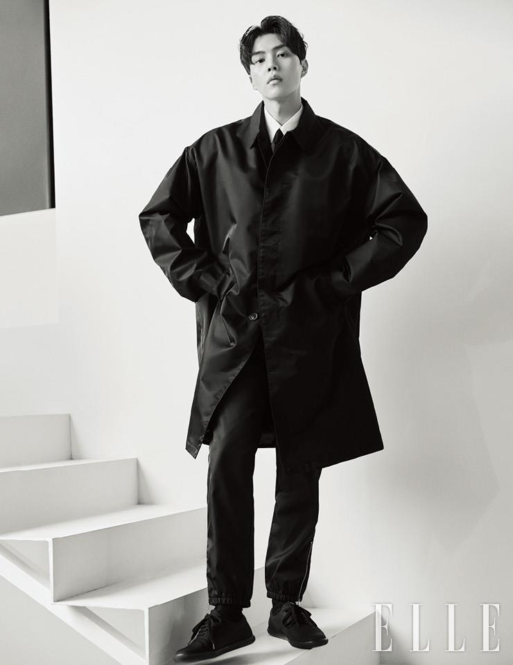 오버사이즈 리나일론 코트와 셔츠, 리나일론 팬츠, 스니커즈, 타이는 모두 Prada.