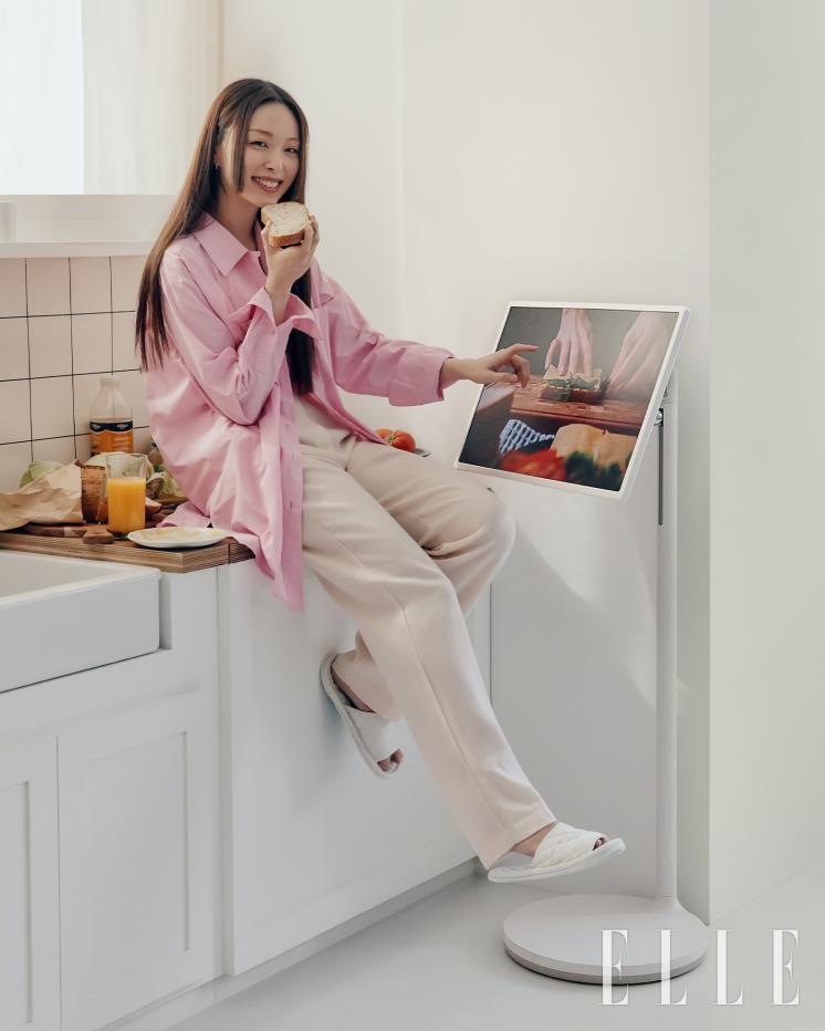 LG 스탠바이미 1백29만원. 핑크 오버사이즈 셔츠는 Arket. *내장배터리를 통해 최대 3시간까지 무선으로 사용 가능. 단, 제품 사용 조건에 따라 배터리 사용 시간은 달라질 수 있음.