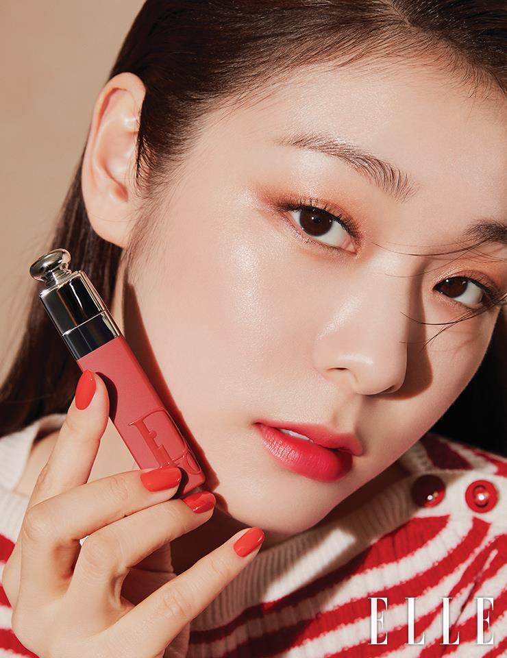 피부에 고급스러운 글로우를 더하는 디올 포에버 꾸뛰르 쿠션- 디올리비에라 리미티드 에디션, #루미너스 글로우로 피부 본연의 광채를 극대화하고, 디올 5 꿀뢰르 꾸뛰르- 디올리비에라 리미티드 에디션, #779 리비에라의 브론즈와 메탈릭 코퍼 컬러를 눈가에 풍부하게 터치해 관능적인 아이 메이크업을 완성했다. 연아가 들고 있는 제품은 디올 어딕트 립 틴트, #451 내추럴 코랄로 꽃을 베어 문 듯 아스라이 물든 그녀의 입술에 사용했고 손끝엔 디올 베르니 - 디올리비에라 리미티드 에디션, #633 바야데르를 발랐다. 사용 제품은 모두 Dior Beauty. 니트는 Dior.