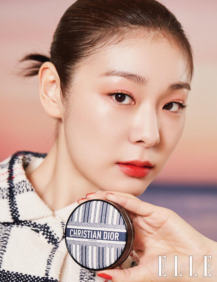 산뜻한 피부를 완성해 주는 디올 포에버 꾸뛰르 쿠션- 디올리비에라 리미티드 에디션, #루미너스 벨벳을 얼굴 전체에 고르게 터치하고, 입술엔 맑은 오렌지 컬러가 입술에 생기를 더하는 디올 어딕트 립 틴트, #561 내추럴 포피를 발랐다. 연아가 든 바야데르 스트라이프 패턴의 디올 포에버 꾸뛰르 쿠션- 디올리비에라 리미티드 에디션은 화장품을 넘어 하나의 패션 액세서리 같은 존재감을 드러낸다. 사용 제품은 모두 Dior Beauty.