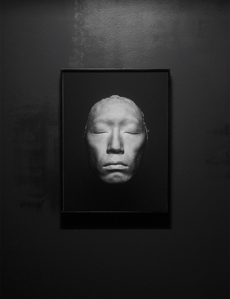 내면의 장면을 형상화한 우창원의 사진들. 작품 속의 마스크는 명상 중 머릿속에 떠오르는 얼굴이 돼 바라보는 사람들을 비춘다. 인물의 얼굴을 석고 마스크로 만든 후, 이 마스크를 피사체로 촬영한 사진 작품이다.