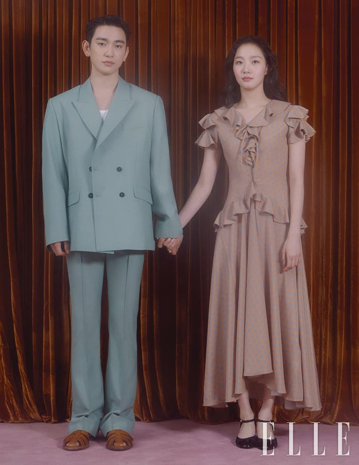 (오른쪽) 박진영이 입은 그린 수트는 ERNEST BAKER W. by 10Corso Como Seoul. 브라운 샌들은 Church’s. 안에 입은 탱크톱은 스타일리스트 소장품. 김고은이 입은 프릴 원피스는 Rokh by 10 Corso Como Seoul. 슈즈는 Chanel. 