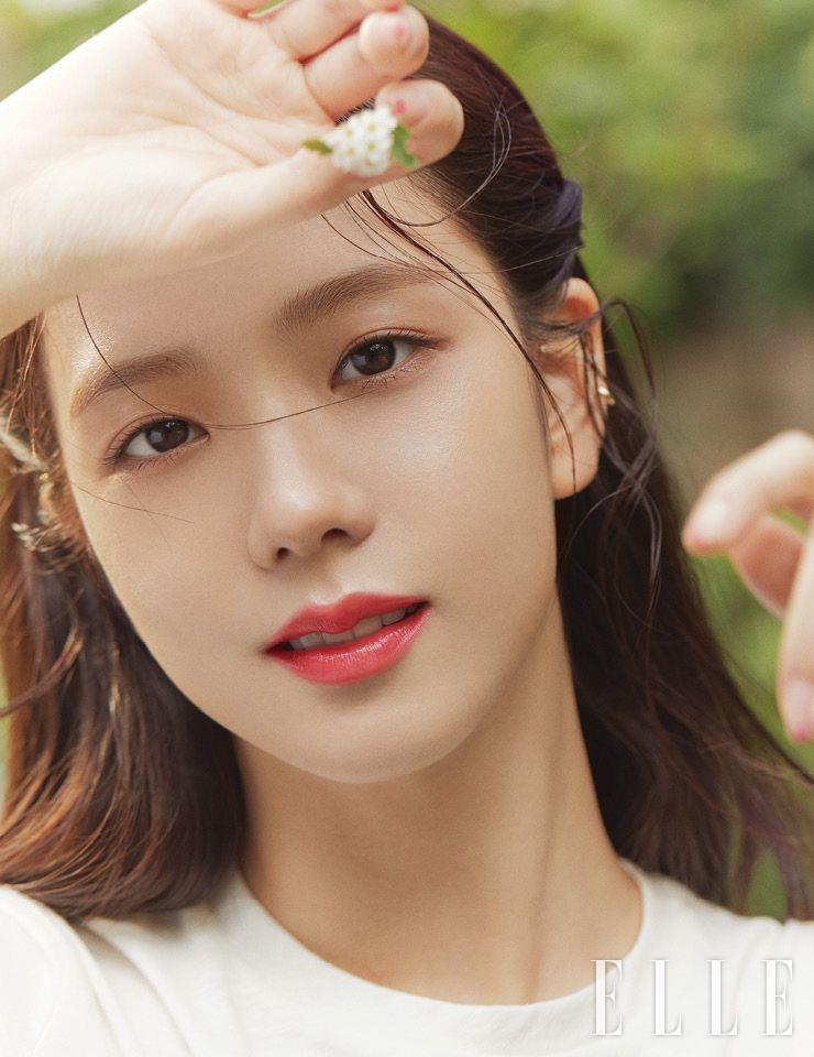  갑작스럽게 내린 시원한 소나기에 더욱 맑고 촉촉해 보이는 지수의 퍼펙트 스킨. 디올 포에버 파운데이션 루미너스 매트 피니쉬와 포에버 쿠션을 사용해 보송하고 매끄럽게 정돈된 피부를 연출하고, 디올 어딕트 스텔라 샤인, 673 디올참을 발라 빛나는 ‘물먹’ 핑크 코럴 립을 완성. 사용 제품은 모두 Dior.