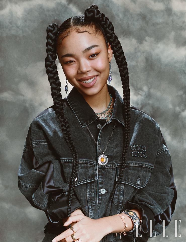 퍼플 사파이어를 세팅한 ‘레이디 스타더스트 크리스털 헤이즈 롱’ 이어링과 에메랄드를 장식한 ‘브리티쉬 쿠튀르 컬렉션’ 네크리스는 가격 미정, 모두 Stephen Webster. 데이지꽃 모양의 ‘블라썸 컬러’ 펜던트 네크리스는 2백만원대, 데이지 모티프를 장식한 ‘블라썸 컬러’ 브레이슬릿은 5백만원대, 모두 Buccellati. 다이아몬드와 마더 오브 펄을 세팅한 ‘로즈 드 방’ 브레이슬릿은 가격 미정, Dior Joaillerie. 검지에 낀 옐로골드 ‘티파니 T1 내로우’ 링은 가격 미정, Tiffany & Co. 중지에 낀 ‘코코 크러쉬 스몰’ 링은 가격 미정, Chanel Fine Jewelry. 데님 재킷은 가격 미정, Miu Miu. 스커트는 32만원대, Ganni.