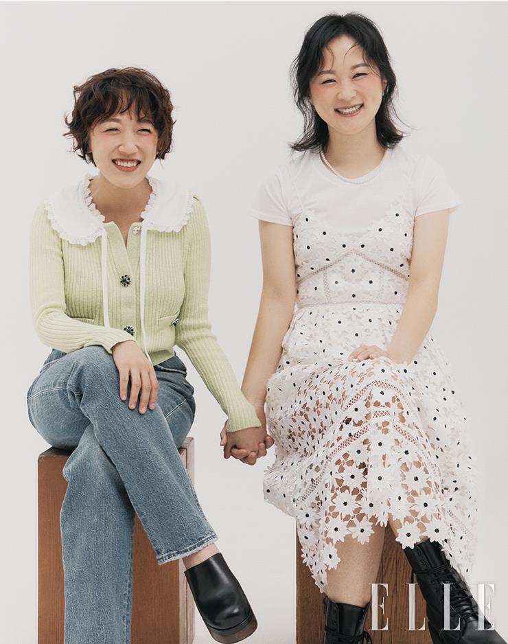 이마루가 입은 카디건은 Self-Portrait. 슈즈는 & Other Stories. 팬츠는 스타일리스트 소장품. 윤보람이 입은 티셔츠는 COS. 드레스는 Self-Portrait. 부츠는 스타일리스트 소장품.