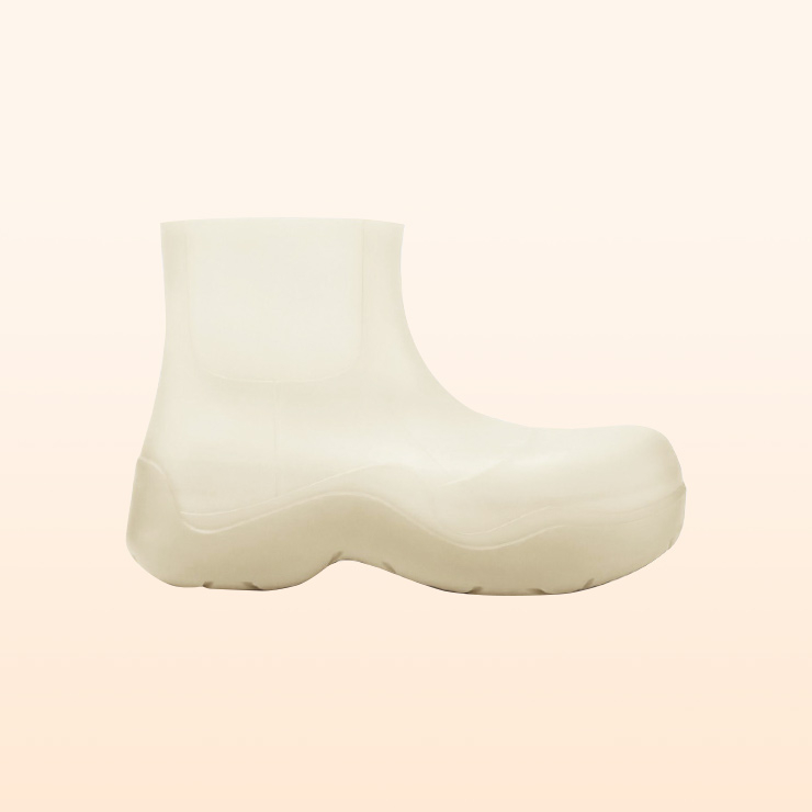 짧은 기장의 플랫폼 앵클부츠는 96만5천원, Bottega Veneta.