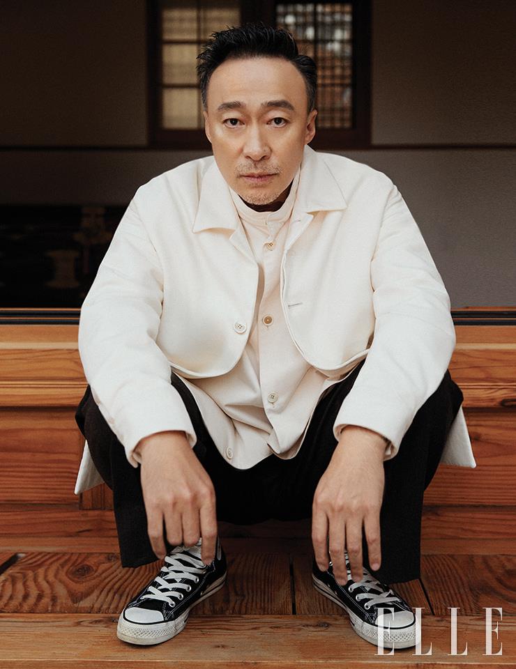  아이보리 셔츠와 재킷은 모두 Zegna. 차콜 와이드 팬츠는 Salvatore Ferragamo. 스니커즈는 Converse. 