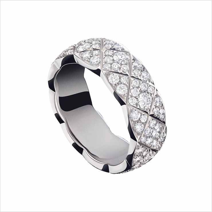 다이아몬드를 빼곡하게 세팅한 화이트골드 ‘코코 크러쉬’ 링. 