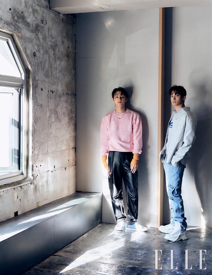 도겸이 입은 화이트 컬러 재킷은 Piece Worker. 티셔츠와 팬츠는 스타일리스트 소장품. 준이 입은 핑크 컬러 톱은 JW Anderson by Hanstyle.com. 팬츠는 Wooyoungmi. 네크리스는 Chrome Hearts.