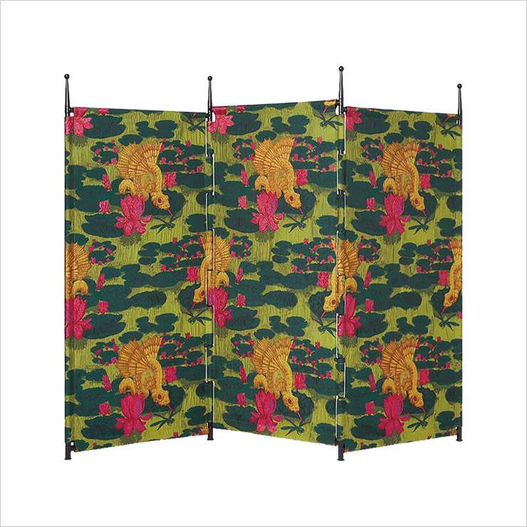 오리엔탈 스타일의 패턴이 돋보이는 스크린 패널은 1천만원대, Gucci.