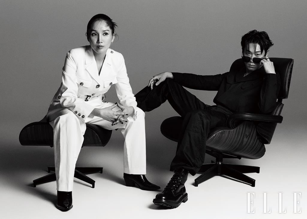 박보경이 입은 포켓 디테일의 재킷과 수트 팬츠는 모두 Tod’s. 싱글 이어링은 Amondz. 진선규가 입은 워크 셔츠와 워크 팬츠 모두 Alexander McQueen. 선글라스는 Giorgio Armani by Essilor Luxottica.