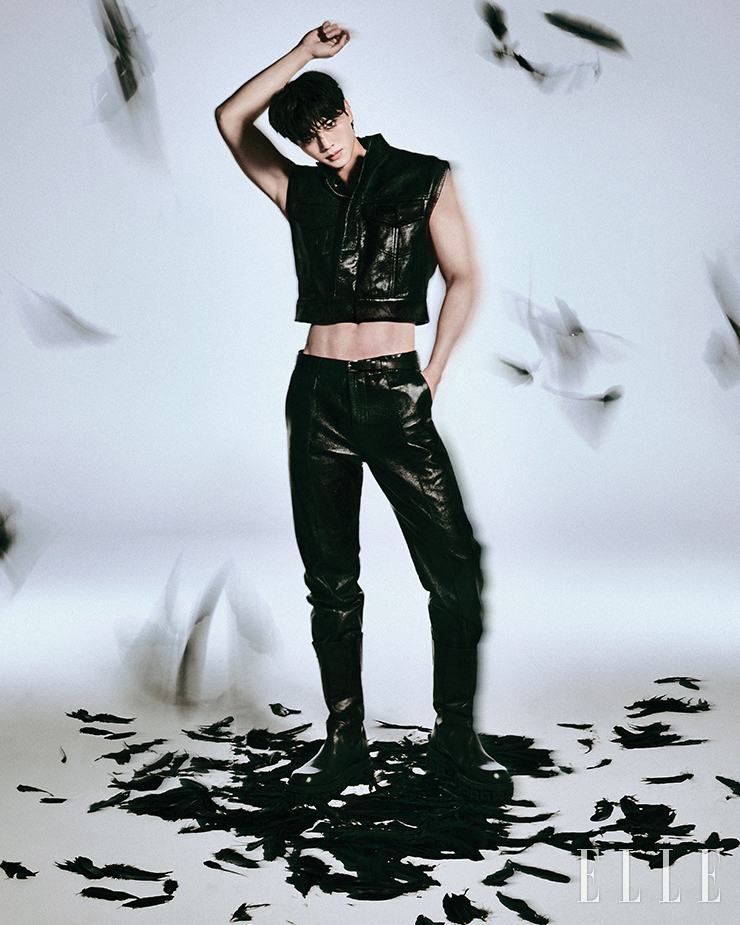 송강이 입은 레더 톱과 팬츠, 부츠는 모두 Versace. 벨트는 스타일리스트 소장품.