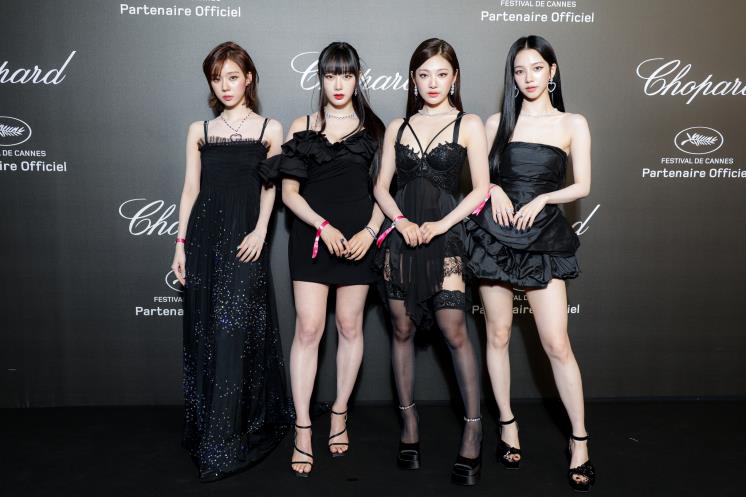 쇼파드 아트 갈라 속 에스파