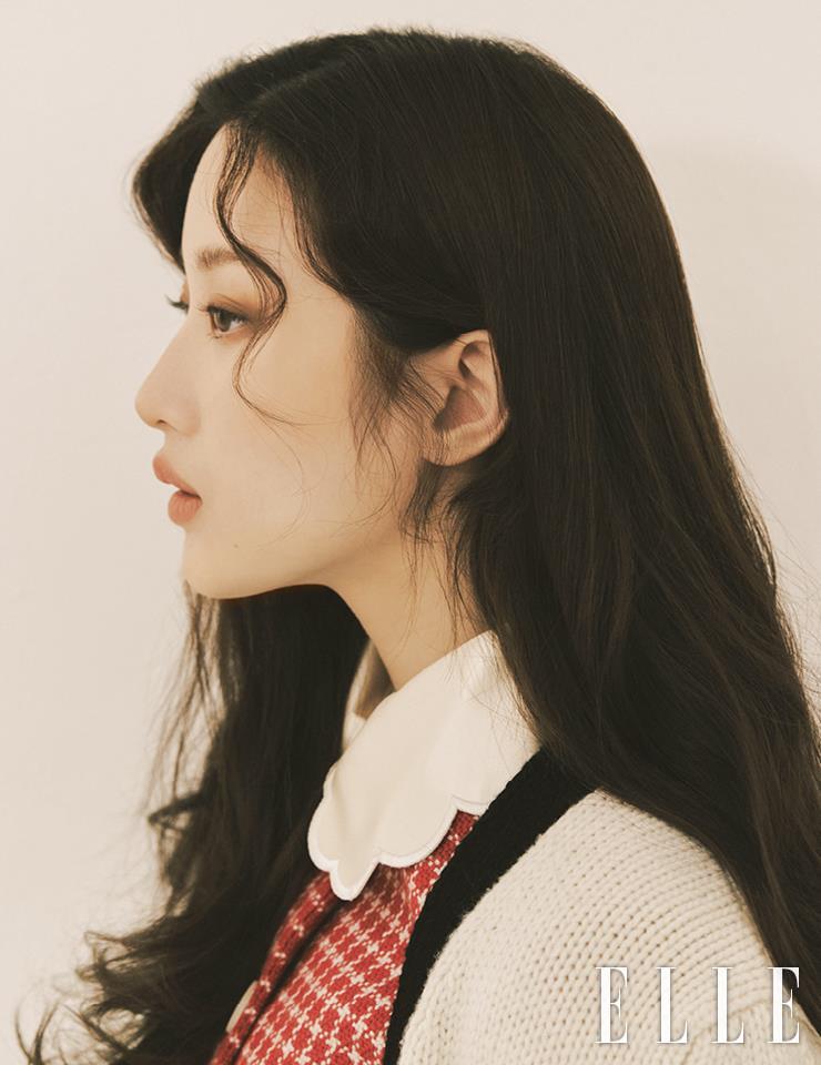 재킷과 카디건은 모두 MiuMiu. 