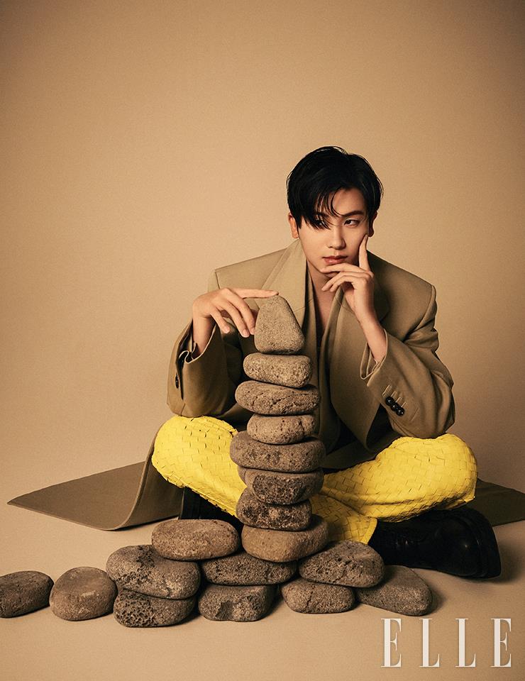 재킷과 코트, 위빙 디테일이 돋보이는 옐로 팬츠와 화이트 톱은 모두 Bottega Veneta.