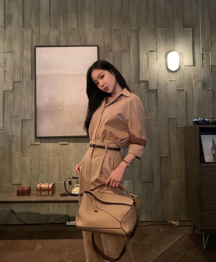 하이웨이스트 팬츠 위에 브라운 벨트를 매치해 베이지 톤 온 톤 룩에 포인트를 준 손나은. @marcellasne_