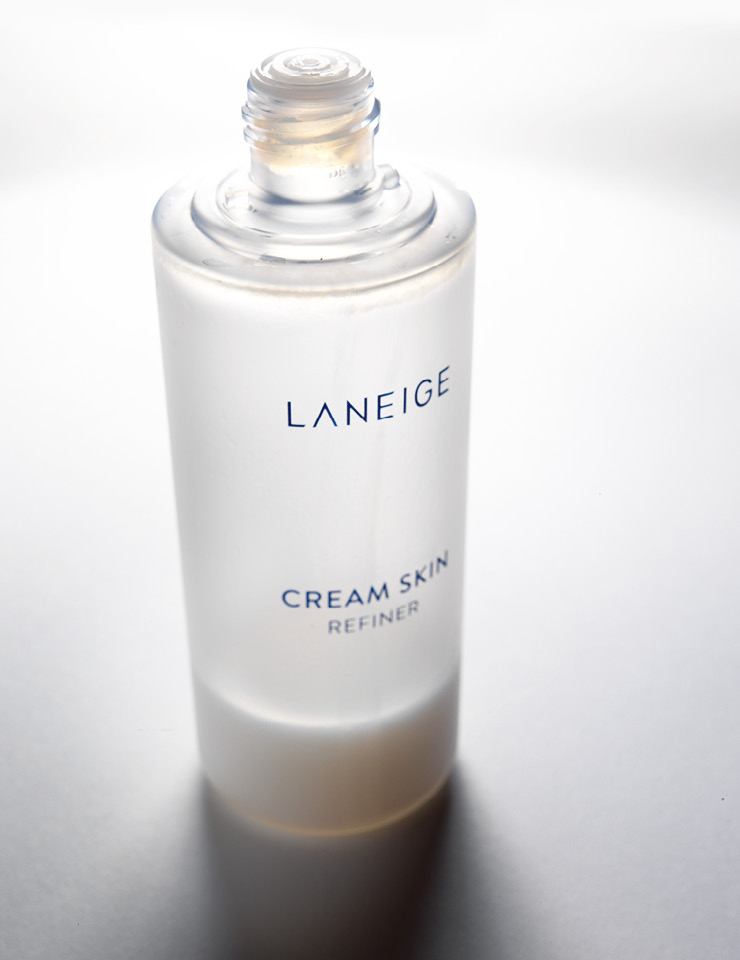 라네즈만의 크림 블렌딩 기술로 산뜻한 스킨 제형에 크림 한 통의 보습력을 자랑하는 크림 스킨, 2만8천원, Laneige.