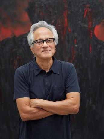 자신의 작품 앞에 선 아니쉬 카푸어 Copyright: © Anish Kapoor, 이미지 제공: 국제갤러리