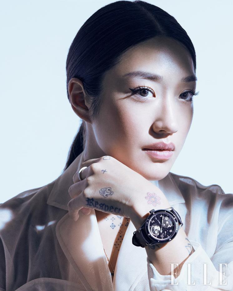  몽블랑의 헤리티지를 담은 블랙 다이얼과 모던한 디자인이 인상적인 ‘1858 지오스피어 울트라블랙 리미티드 에디션 858’ 워치는 Montblanc. 드레스는 Simone Rocha.