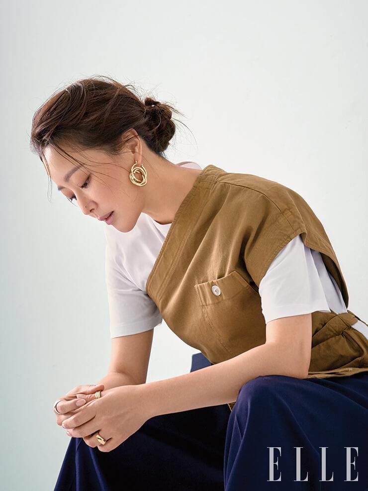 원 숄더 톱과 티셔츠, 와이드 팬츠는 가격 미정, 모두 Dries Van Noten. 후프 이어링은 24만8천원, 레이어드한 실버 링과 골드 링은 가격 미정, 모두 Portrait Report.