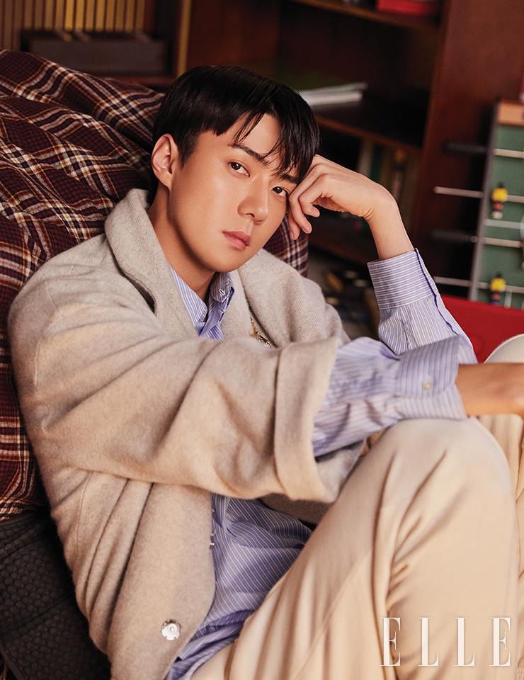 캐시미어 니트 재킷과 스트라이프 패턴의 포플린 셔츠, 플리스 조거 팬츠는 모두 Dior Men.