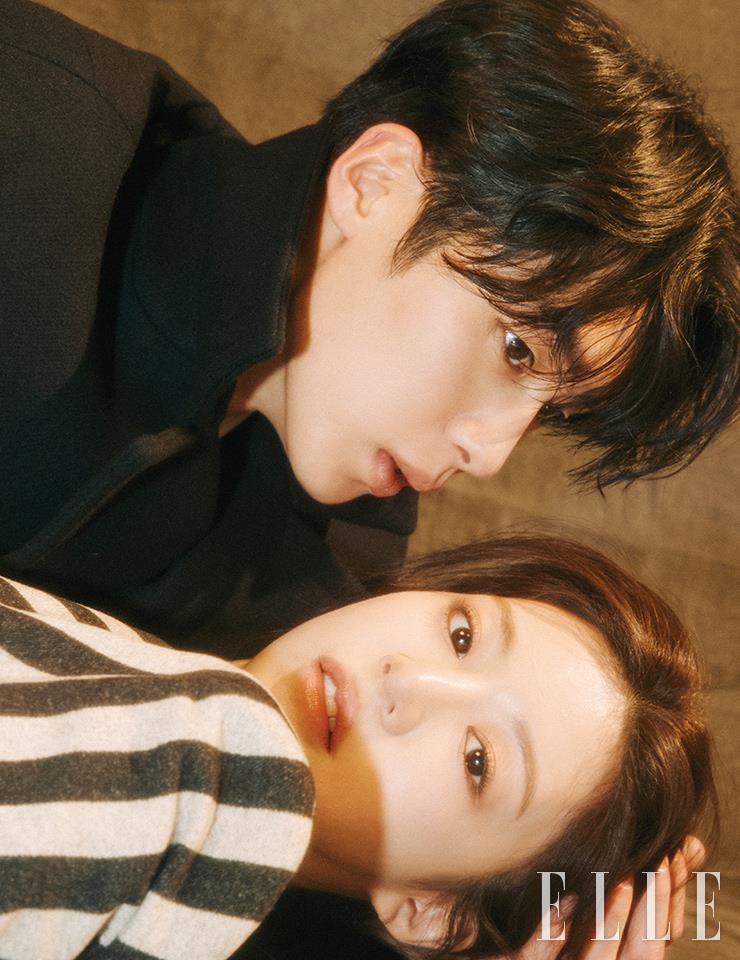 이재욱이 입은 코트는 Moomyung. 고윤정이 입은 스트라이프 재킷은 Gucci.