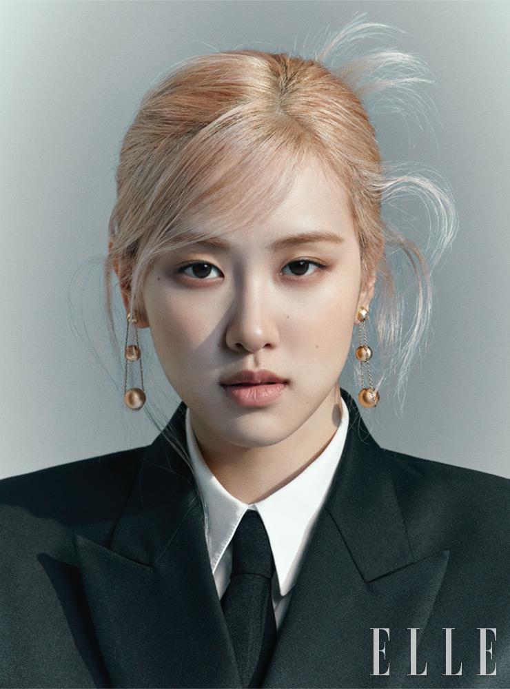 조형적인 디자인의 18K 옐로골드 티파니 하드웨어 트리플 드롭 이어링은 Tiffany & Co. 파워 숄더 재킷은 La Cage. 셔츠 원피스는 Alaia. 타이는 스타일리스트 소장품.