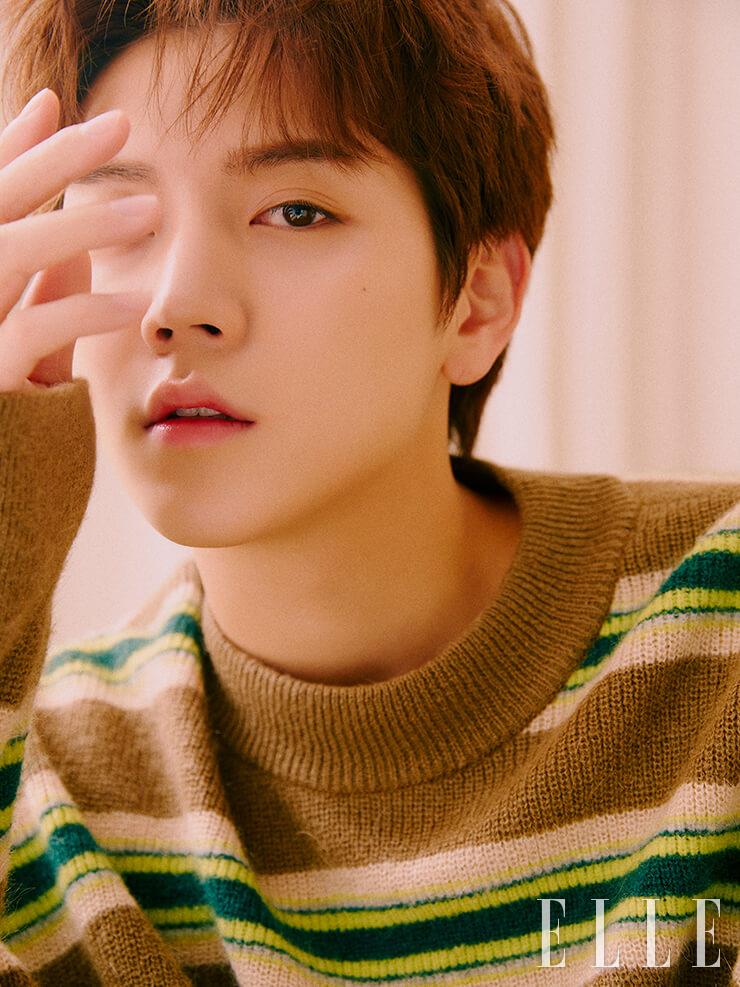 브라운과 그린 컬러가 섞인 니트, 팬츠 모두 WOOYOUNGMI