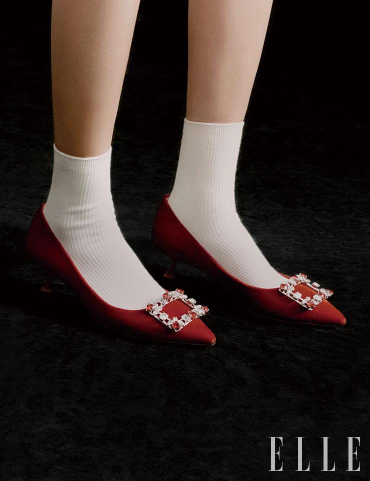 크리스털 하트 장식의 ‘RV 브로샤무르 펌프스’는 Roger Vivier.