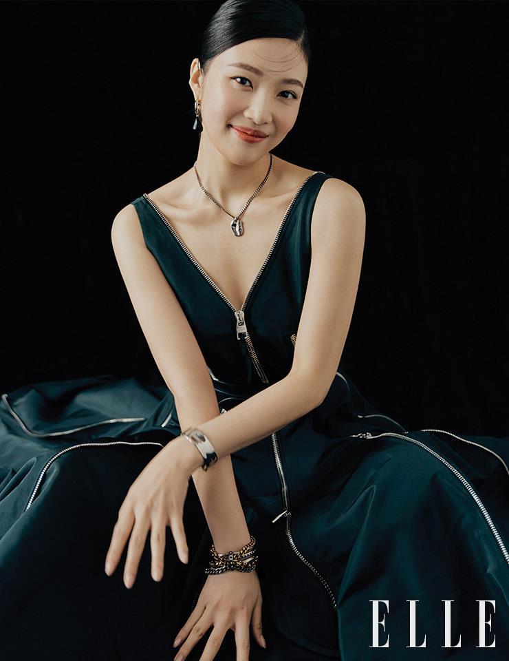 지퍼 디테일의 블랙 컬러 드레스와 이어링, 네크리스, 브레이슬릿은 Alexander Mcqueen. 