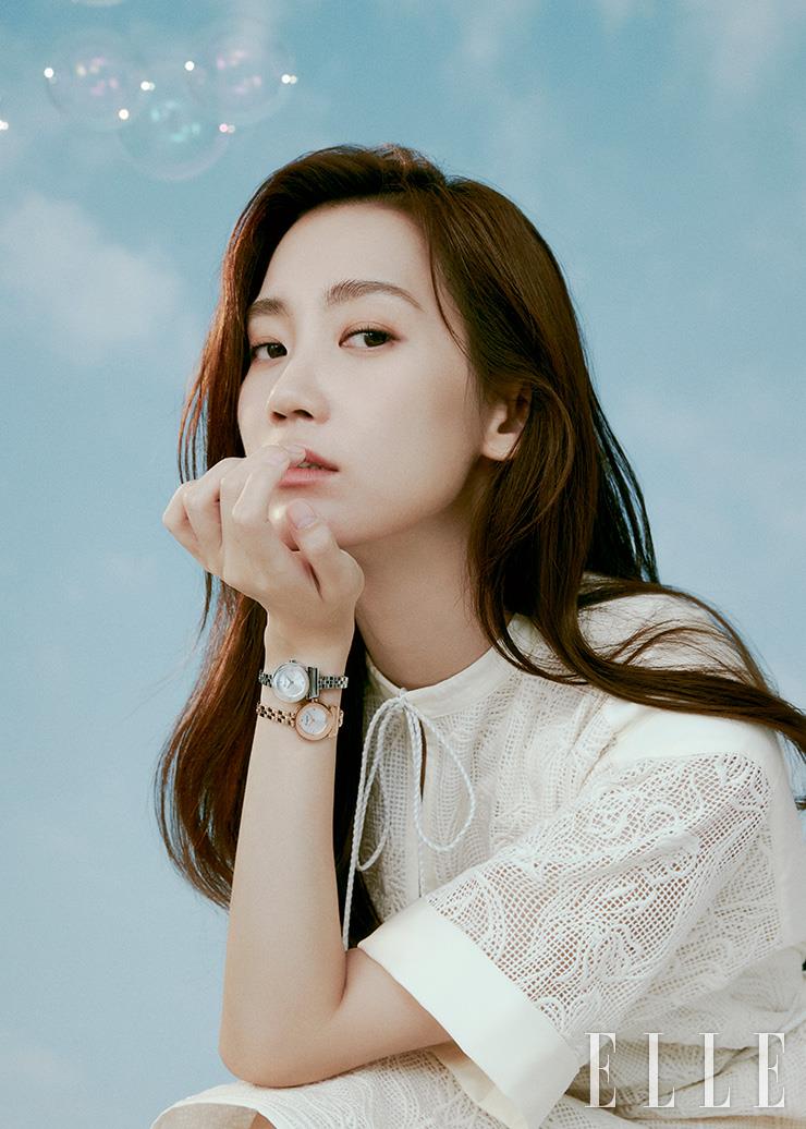 간치니 로고 모티브의 케이스 디자인으로 아이코닉한 매력과 편안한 착용감을 자랑하는 간치노 브레이슬릿 컬렉션 Ferragamo Timepiece by Gallery O’clock. 화이트 시스루 원피스는 Salvatore Ferragamo.