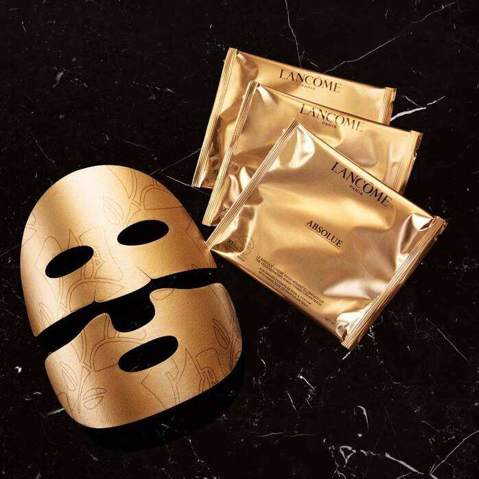 랑콤 압솔뤼 24K 골드 크림 마스크 - 압솔뤼 소프트 크림을 시트에 담은 진득한 에센스가 매우 건조하고 민감해진 피부도 회복시킨다. 5매 16만 5천 원.