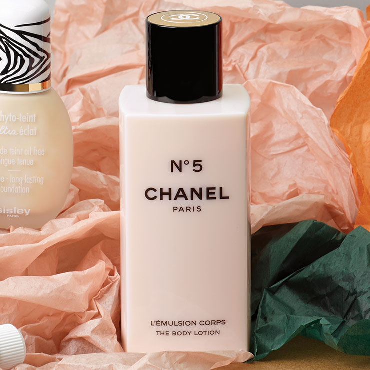 피부를 촉촉하게 감싸는 섬세한 파우더리 향의 N°5 보디로션, 8만원, Chanel.