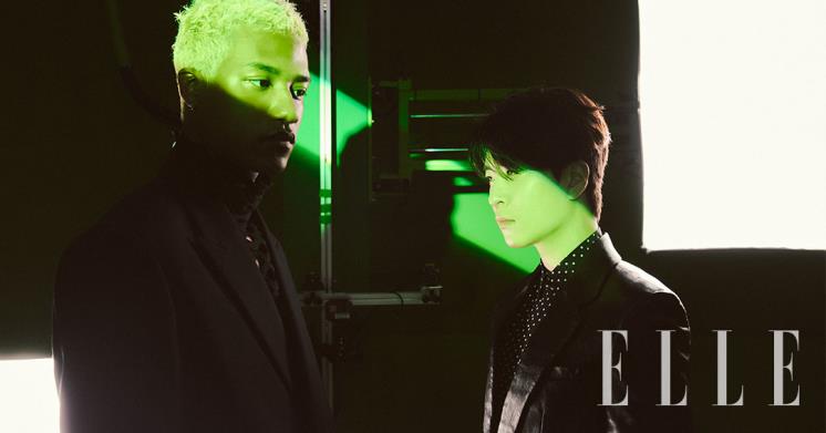 현민이 입은 오버 핏 재킷과 터틀넥은 모두 Valentino. 영재가 입은 가죽 재킷과 도트 패턴 셔츠 모두 Saint Laurent by Anthony Vaccarello.