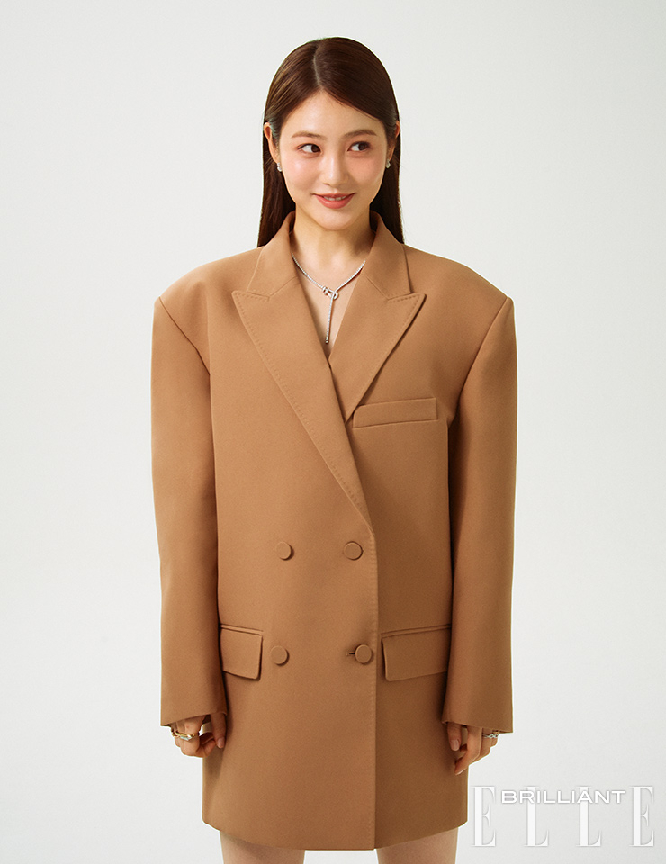 ‘샹스 인피니’ 이어링, ‘포스텐’ 네크리스, 오른손 약지에 착용한 ‘포스텐’ 라지 링, 중지와 검지에 동시에 착용하는 ‘석세스’ 링, 왼손 중지에 착용한 ‘샹스 인피니’ 스몰 링, 약지에 레이어드해 착용한 핑크 골드 ‘샹스 인피니’ 스몰 링, 화이트 골드 ‘포스텐’ 스몰 링은 모두 가격 미정 FRED. 더블브레스트 블레이저는 가격 미정 VALENTINO.