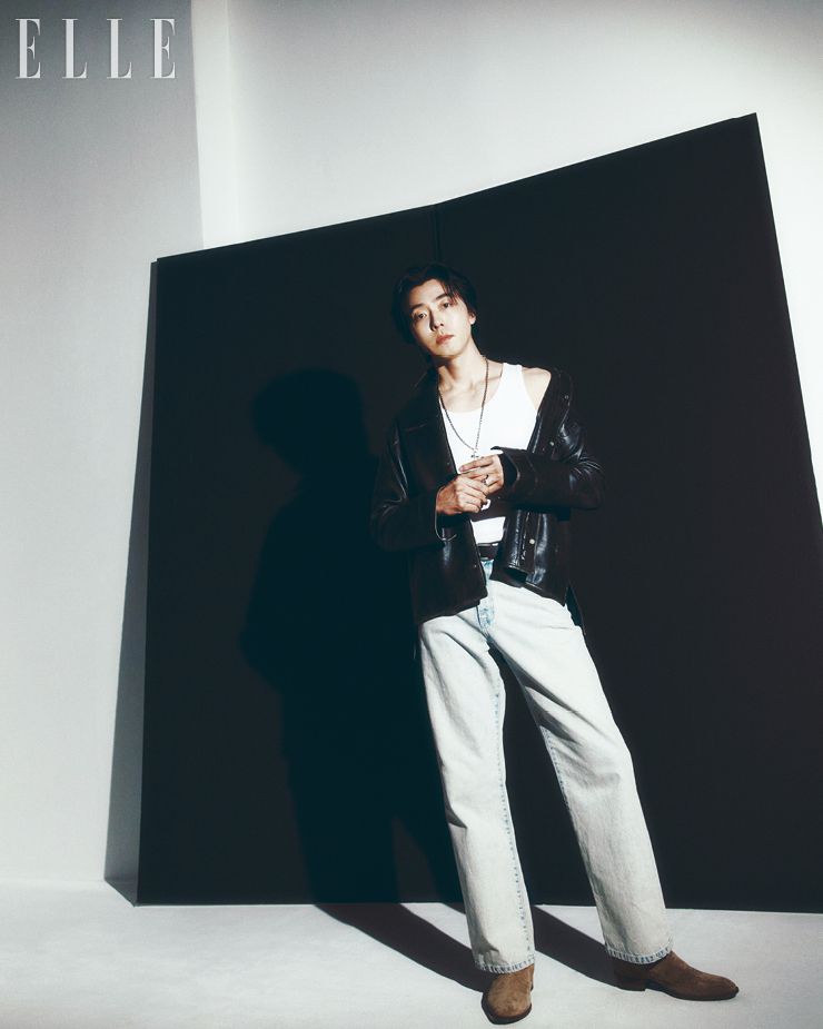 레더 재킷은 Loewe. 슬리브리스는 Bottega Veneta. 데님 팬츠는 Nuakle. 앵클부츠는 Saint Laurent. 네크리스와 링은 모두 Chrome Hearts. 벨트는 Numbering.