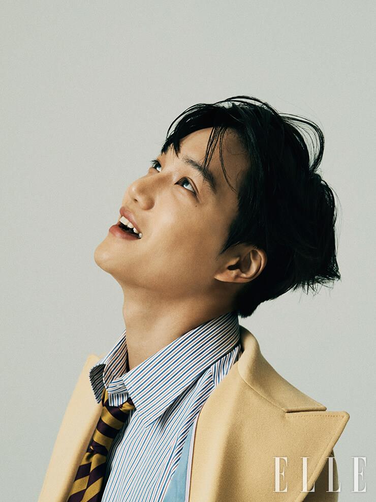 피크트 라펠 재킷과 스트라이프 셔츠, 실크 타이는 모두 Gucci.