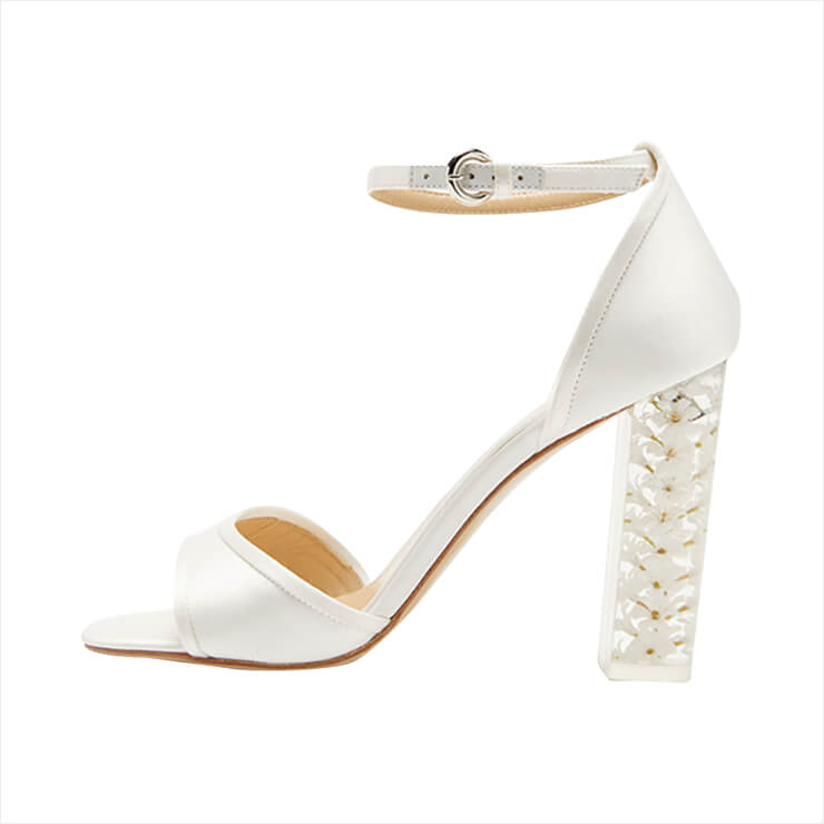 투명 힐이 독특한 브라이덜 슈즈는 Monique Lhuillier.