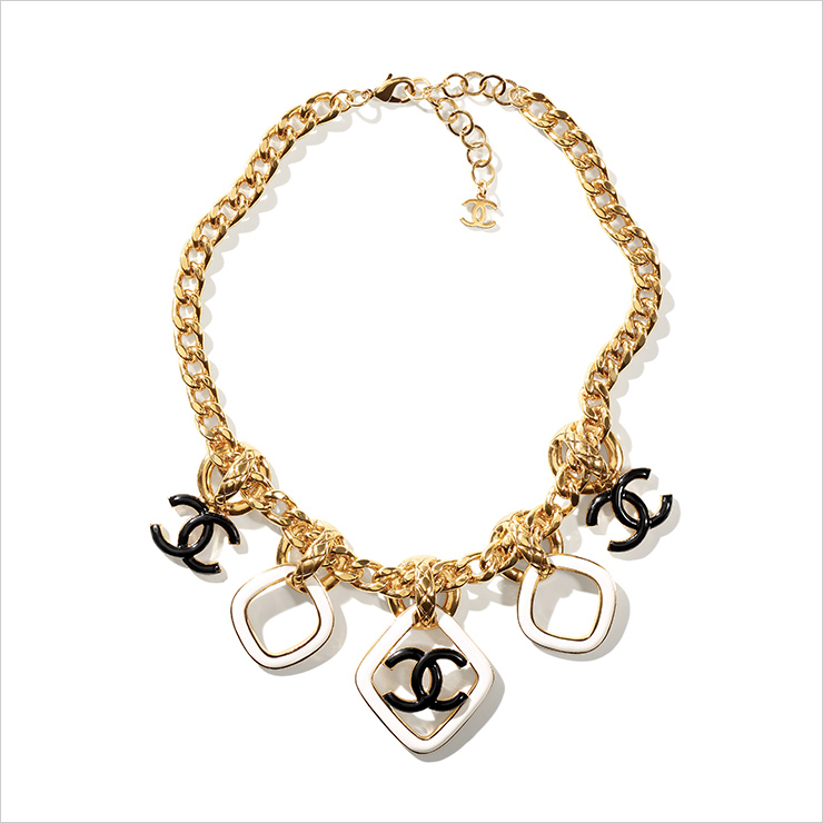 레진 펜던트가 달린 체인 네크리스는 가격 미정, Chanel.