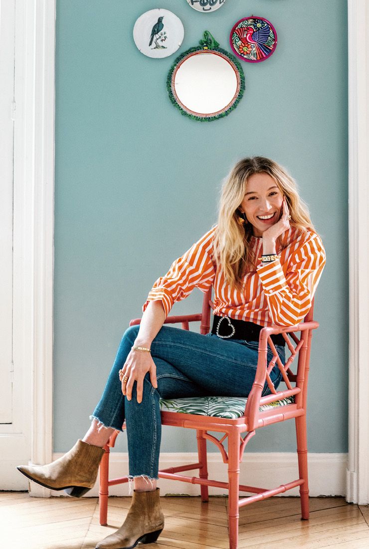 푸른 벽 앞에서 유쾌하게 웃고 있는 콜롱브 캉파나.