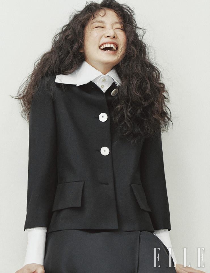 블랙 재킷과 랩스커트는 가격 미정, 모두 Prada. 화이트 셔츠는 가격 미정, Saint Laurent by Anthony Vaccarello. 