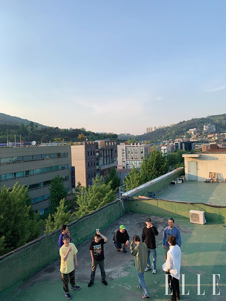 보광동에 자리 잡은 ‘비즐라’ 건물 옥상. 유독 하늘이 맑았다.